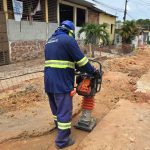 Operário compactando o solo em obras de esgoto no Jorge Teixeira