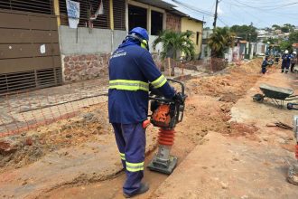 Operário compactando o solo em obras de esgoto no Jorge Teixeira