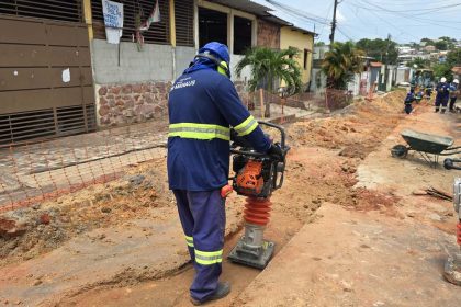 Operário compactando o solo em obras de esgoto no Jorge Teixeira