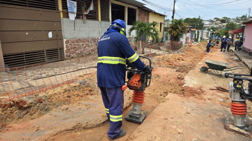 Operário compactando o solo em obras de esgoto no Jorge Teixeira