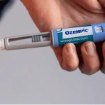 Injeção de Ozempic sendo aplicada no abdômen. Caneta injetora e pele visíveis.