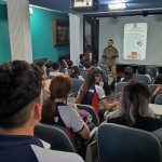 Palestra sobre animação com estudantes em sala de aula.