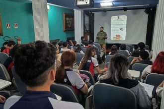 Palestra sobre animação com estudantes em sala de aula.
