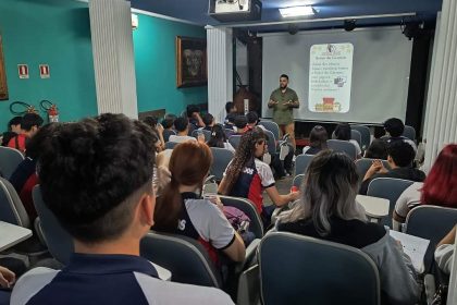 Palestra sobre animação com estudantes em sala de aula.