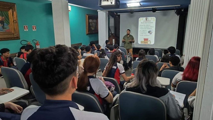 Palestra sobre animação com estudantes em sala de aula.