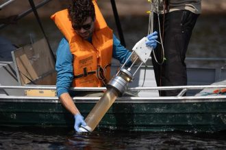 Pesquisador coleta amostra de água em expedição para avaliar a qualidade da água entre Manaus e Belém.
