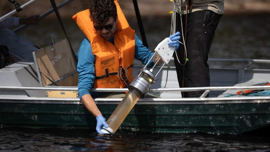 Pesquisador coleta amostra de água em expedição para avaliar a qualidade da água entre Manaus e Belém.