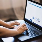 Pessoa usando laptop em curso online sobre tecnologia.