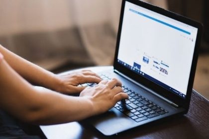 Pessoa usando laptop em curso online sobre tecnologia.