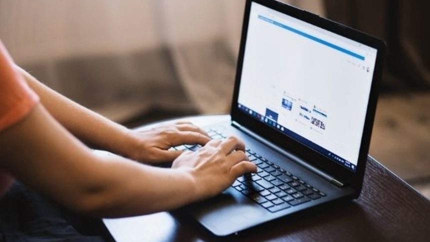 Pessoa usando laptop em curso online sobre tecnologia.