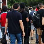 Pessoas em fila aguardando para entrar no Enem 2025.