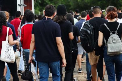 Pessoas em fila aguardando para entrar no Enem 2025.