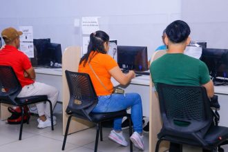 Pessoas em um escritório usando computadores.