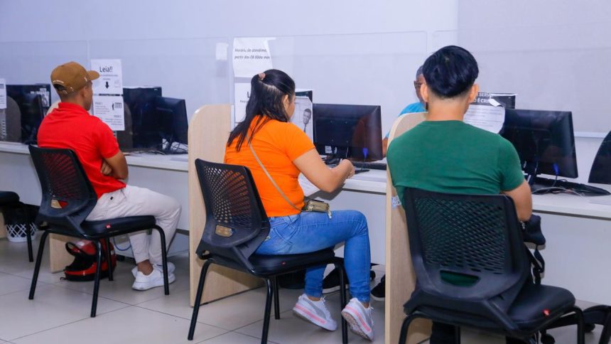 Pessoas em um escritório usando computadores.