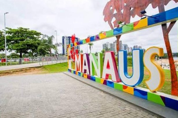 Letreiro de Manaus na praia da Ponta Negra