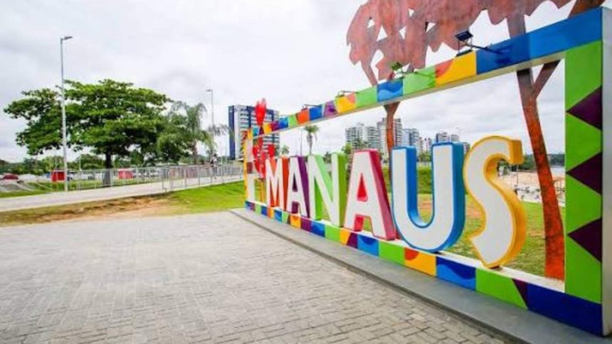 Letreiro de Manaus na praia da Ponta Negra
