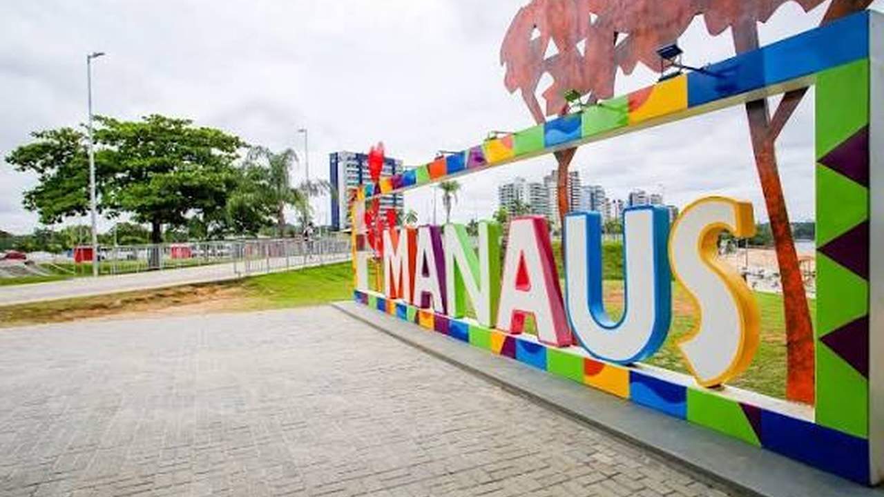 Letreiro de Manaus na praia da Ponta Negra