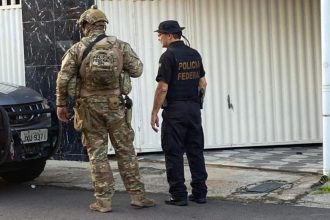 Policiais federais em ação durante operação da FICCO contra advogados no Amazonas.