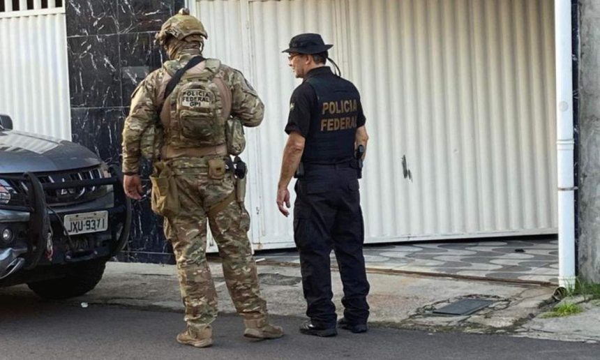 Policiais federais em ação durante operação da FICCO contra advogados no Amazonas.