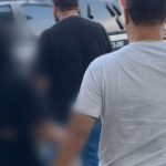 Policial conduz mulher suspeita de extorsão em Manaus.