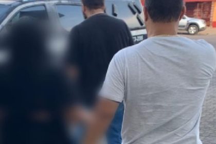Policial conduz mulher suspeita de extorsão em Manaus.