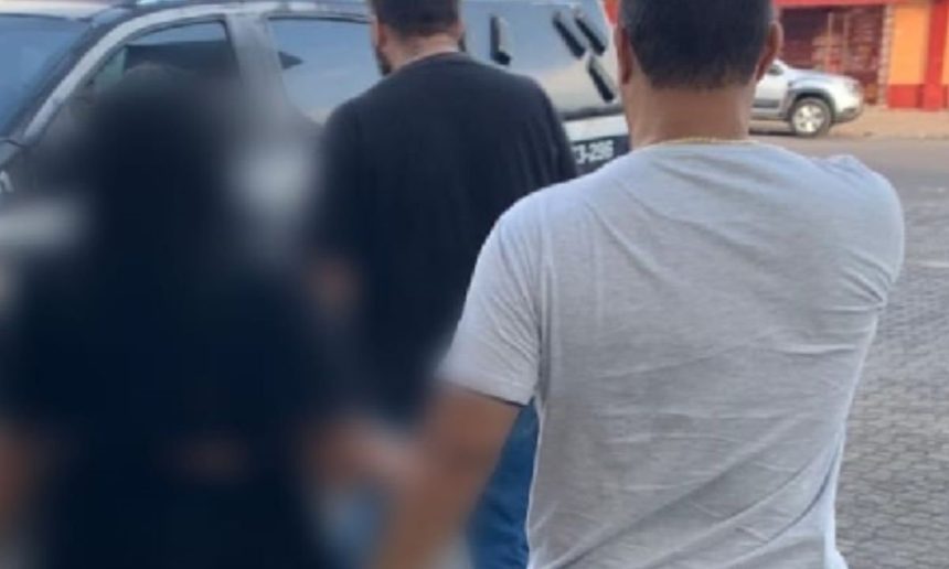 Policial conduz mulher suspeita de extorsão em Manaus.