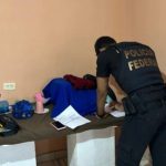 Policial Federal investiga evidências em operação contra pornografia infantil.