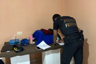 Policial Federal investiga evidências em operação contra pornografia infantil.