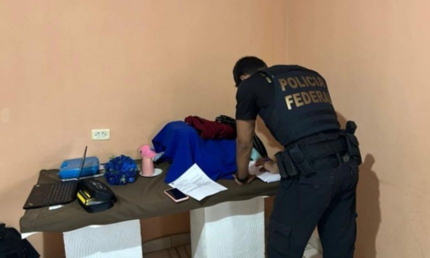 Policial Federal investiga evidências em operação contra pornografia infantil.