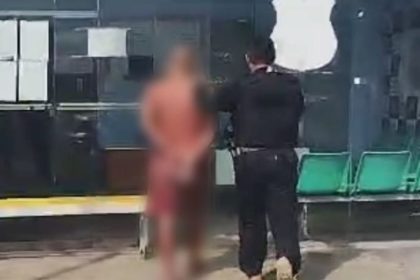Policial prende homem suspeito de estupro de criança.