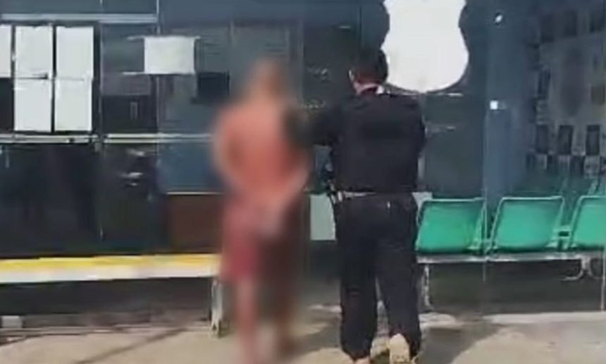 Policial prende homem suspeito de estupro de criança.