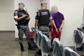 Policias da ROCAM prendem suspeito em Alvorada
