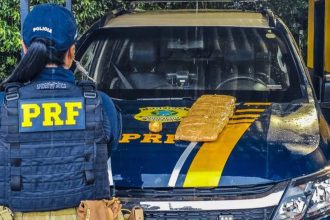 PRF apreende cocaína transportada em veículo. Polícia Rodoviária Federal na BR-319.