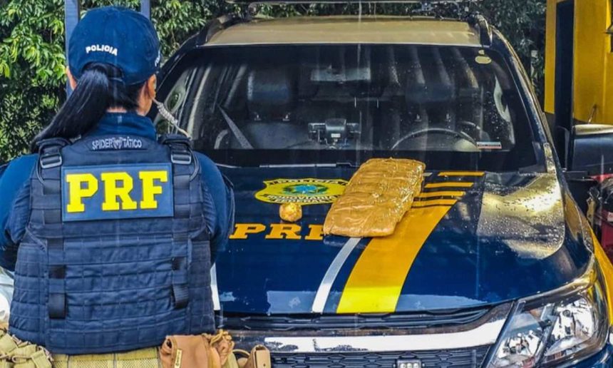 PRF apreende cocaína transportada em veículo. Polícia Rodoviária Federal na BR-319.