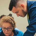 Professor auxilia aluna durante aula da EJA (Educação de Jovens e Adultos) no Sesc Amazonas.