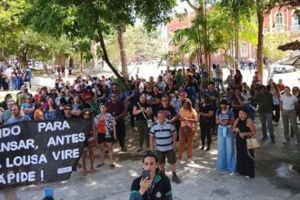 Professores em protesto com faixa contra Reforma da Previdência.