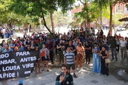 Professores em protesto com faixa contra Reforma da Previdência.