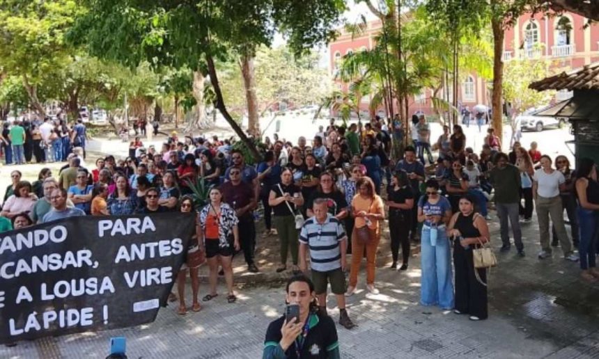 Professores em protesto com faixa contra Reforma da Previdência.