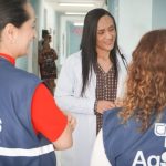 Profissionais de saúde em conversa durante processo seletivo na Saúde Indígena do Brasil.