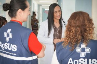 Profissionais de saúde em conversa durante processo seletivo na Saúde Indígena do Brasil.