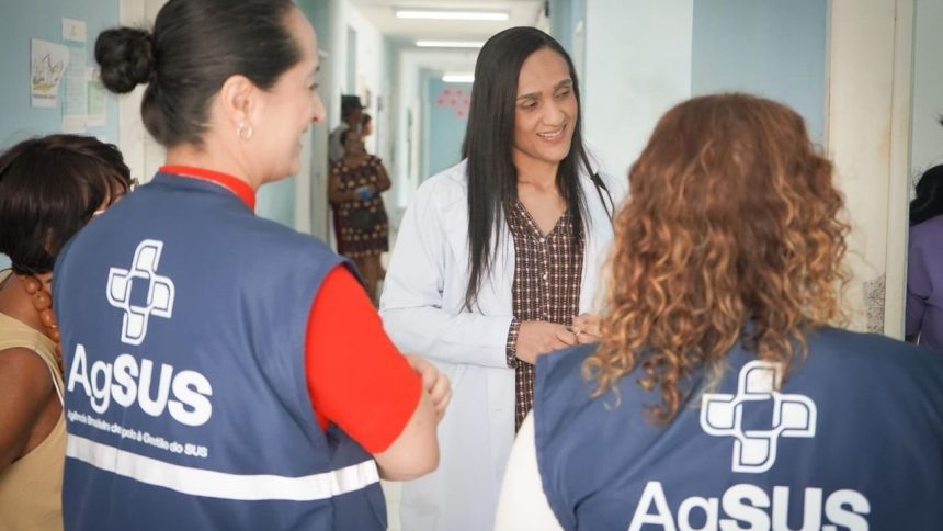 Profissionais de saúde em conversa durante processo seletivo na Saúde Indígena do Brasil.