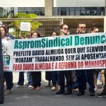 Protesto AspromSindical contra David Almeida e reforma da ManausPrevi com manifestantes e figura da morte.