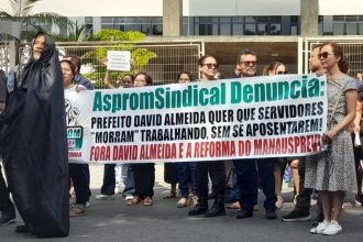 Protesto AspromSindical contra David Almeida e reforma da ManausPrevi com manifestantes e figura da morte.