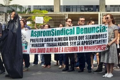 Protesto AspromSindical contra David Almeida e reforma da ManausPrevi com manifestantes e figura da morte.