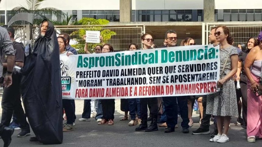 Protesto AspromSindical contra David Almeida e reforma da ManausPrevi com manifestantes e figura da morte.
