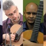 Quatro músicos, guitarristas, no palco do Teatro Amazonas.