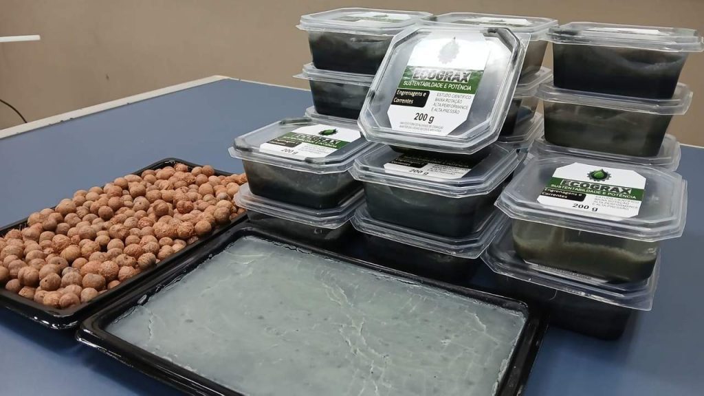 Recipientes com produto 'Ecograx' e outros materiais, possivelmente para pesquisa ou desenvolvimento.