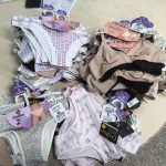 Roupas íntimas DelRio à venda, em exposição em uma loja.