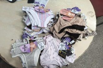 Roupas íntimas DelRio à venda, em exposição em uma loja.