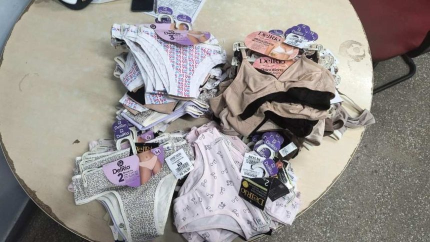 Roupas íntimas DelRio à venda, em exposição em uma loja.